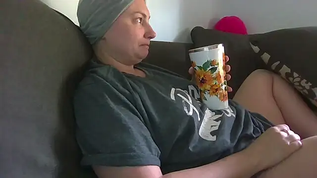 Snapshot of MilfyMrsRobinson chatting on 06/20/26, 01:36 MilfyMrsRobinson online show from 06/20/26, 01:36