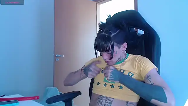 Snapshot of charlotbelucci_ chatting on 10/02/25, 01:40 charlotbelucci online show from 10/02/25, 01:40