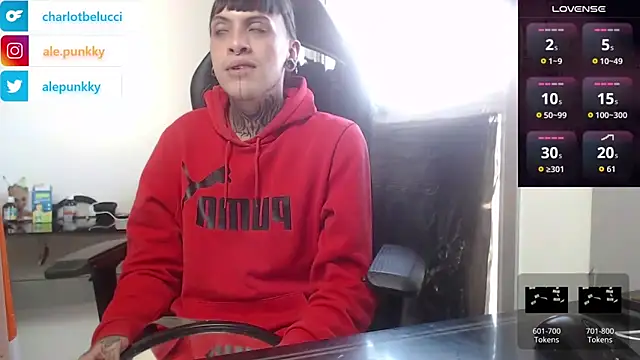 Snapshot of charlotbelucci_ chatting on 10/23/25, 08:40 charlotbelucci online show from 10/23/25, 08:40