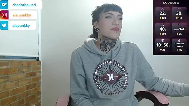 Snapshot of charlotbelucci_ chatting on 10/30/25, 10:27 charlotbelucci online show from 10/30/25, 10:27