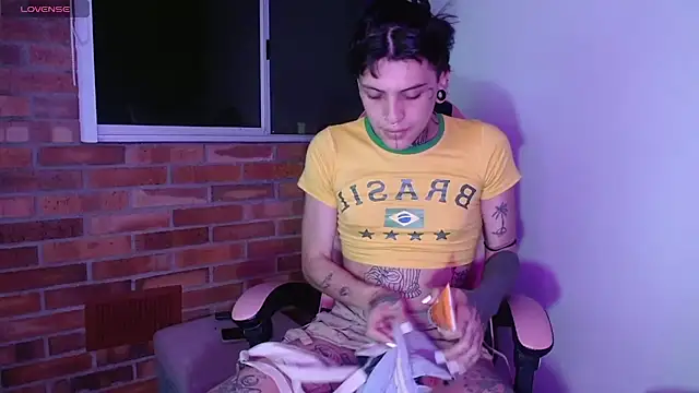 Snapshot of charlotbelucci_ chatting on 11/12/25, 09:21 charlotbelucci online show from 11/12/25, 09:21