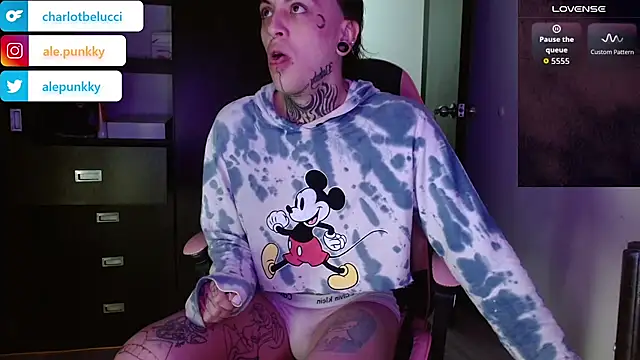 Snapshot of charlotbelucci_ chatting on 11/15/25, 08:55 charlotbelucci online show from 11/15/25, 08:55