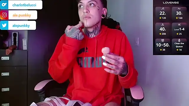 Snapshot of charlotbelucci_ chatting on 11/18/25, 10:20 charlotbelucci online show from 11/18/25, 10:20