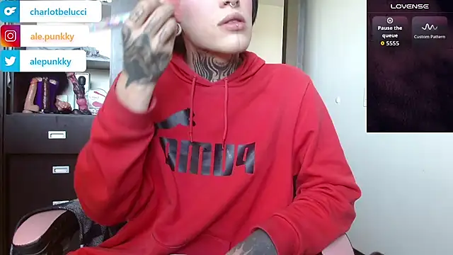 Snapshot of charlotbelucci_ chatting on 11/19/25, 07:58 charlotbelucci online show from 11/19/25, 07:58