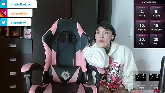 Snapshot of charlotbelucci_ chatting on 11/27/25, 08:38 charlotbelucci online show from 11/27/25, 08:38