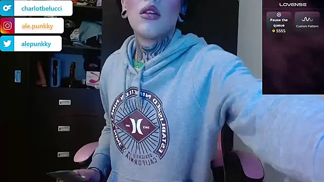 Snapshot of charlotbelucci_ chatting on 12/03/25, 08:45 charlotbelucci online show from 12/03/25, 08:45