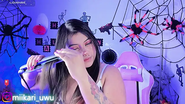 Snapshot of Ahri_Elderwood chatting on 10/15/25, 05:07 Ahri Elderwood online show from 10/15/25, 05:07