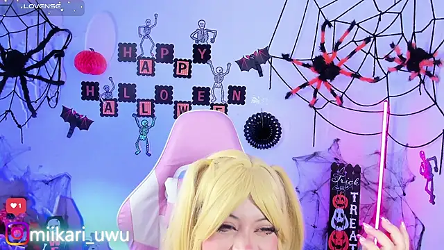 Snapshot of Ahri_Elderwood chatting on 10/25/25, 05:04 Ahri Elderwood online show from 10/25/25, 05:04