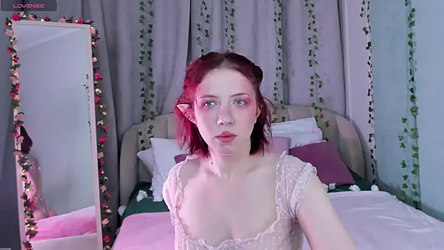 Love is Lola online show from 02/08/25, 01:11