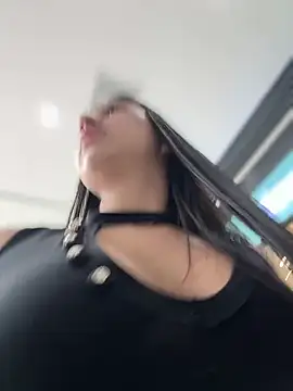 Snapshot of VAL_PRINCESS chatting on 03/05/25, 09:04 VAL PRINCESS online show from 03/05/25, 09:04