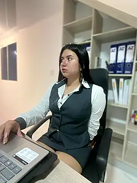 Snapshot of VAL_PRINCESS chatting on 10/21/25, 12:33 VAL PRINCESS online show from 10/21/25, 12:33