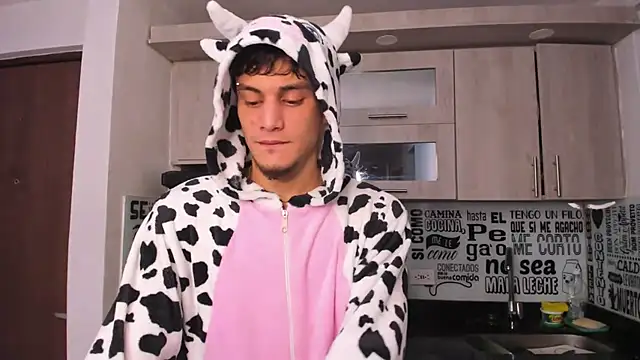 Snapshot of guy_master chatting on 12/29/24, 04:38 guy master online show from 12/29/24, 04:38