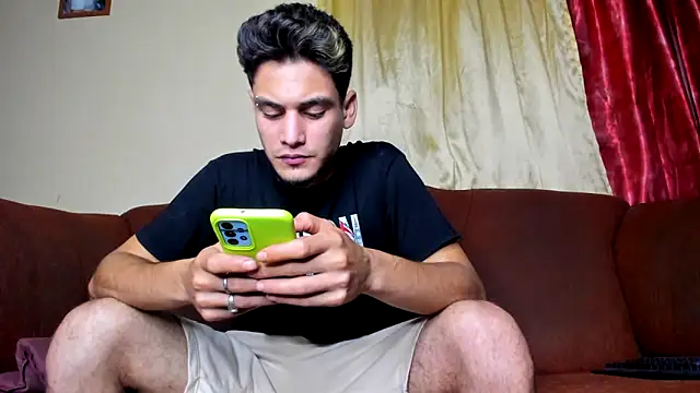 Snapshot of guy_master chatting on 12/20/25, 05:58 guy master online show from 12/20/25, 05:58