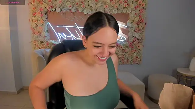 Snapshot of BellaRose_X chatting on 04/13/26, 05:13 BellaRose X online show from 04/13/26, 05:13