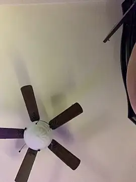 Snapshot of holyeroticss chatting on 12/21/25, 01:57 holyeroticss online show from 12/21/25, 01:57