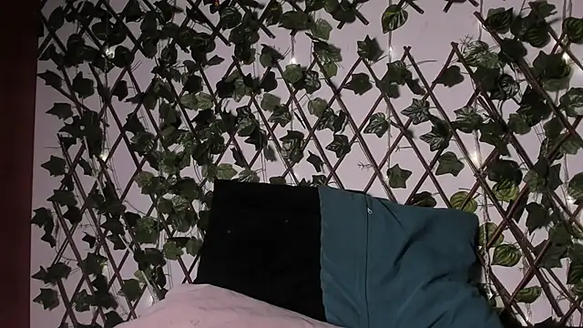 Snapshot of CoralineSanchez chatting on 12/19/25, 08:05 CoralineSanchez online show from 12/19/25, 08:05