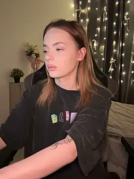 Snapshot of _MayShy_ chatting on 12/15/24, 05:10  MayShy  online show from 12/15/24, 05:10