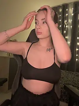 Snapshot of _MayShy_ chatting on 12/18/24, 08:25  MayShy  online show from 12/18/24, 08:25