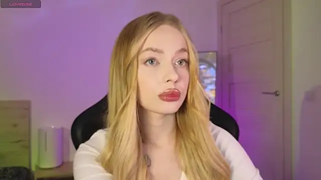 Snapshot of _MayShy_ chatting on 03/15/25, 07:05  MayShy  online show from 03/15/25, 07:05