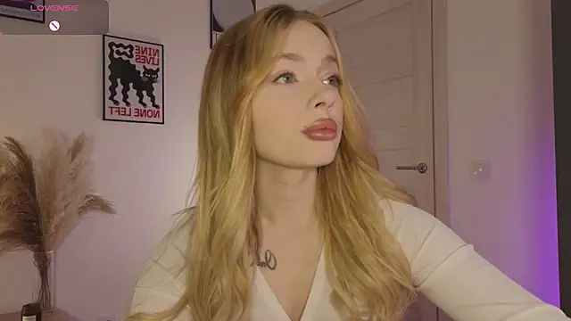 Snapshot of _MayShy_ chatting on 03/19/25, 02:35  MayShy  online show from 03/19/25, 02:35