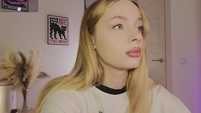 Snapshot of _MayShy_ chatting on 03/20/25, 05:58  MayShy  online show from 03/20/25, 05:58