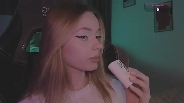 Snapshot of _MayShy_ chatting on 09/17/25, 06:53  MayShy  online show from 09/17/25, 06:53