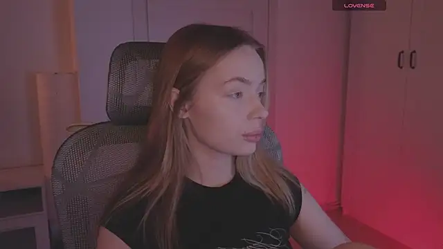 Snapshot of _MayShy_ chatting on 10/25/25, 01:18  MayShy  online show from 10/25/25, 01:18