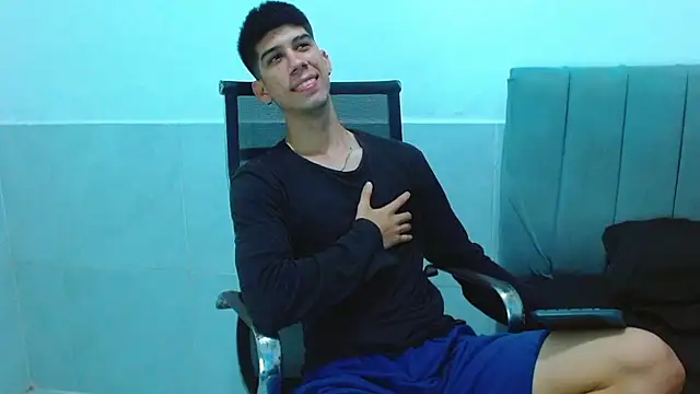 Snapshot of jhony-sex chatting on 12/18/25, 10:05 jhony-sex online show from 12/18/25, 10:05