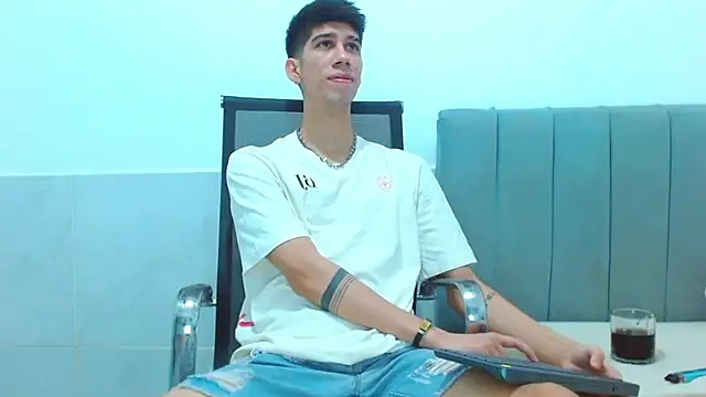 Snapshot of jhony-sex chatting on 02/18/26, 04:41 jhony-sex online show from 02/18/26, 04:41