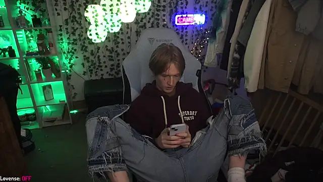 Snapshot of twinkben chatting on 12/09/24, 09:48 twinkben online show from 12/09/24, 09:48