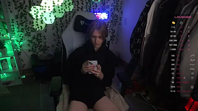 Snapshot of twinkben chatting on 02/14/25, 09:43 twinkben online show from 02/14/25, 09:43