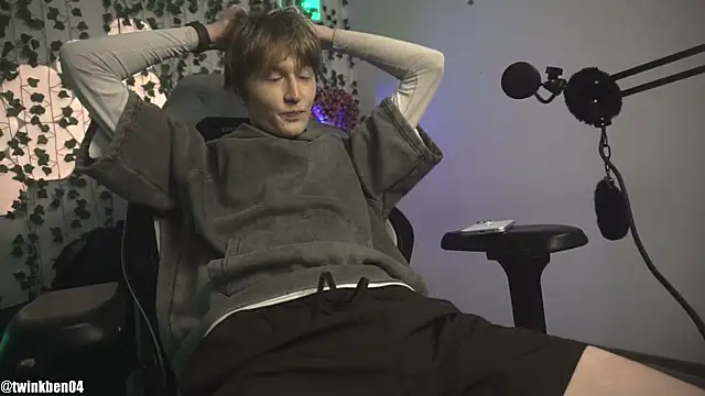 Snapshot of twinkben chatting on 10/21/25, 07:58 twinkben online show from 10/21/25, 07:58