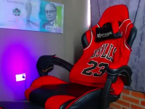 Snapshot of smoker445 chatting on 03/02/25, 02:32 smoker445 online show from 03/02/25, 02:32