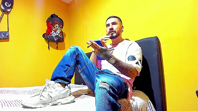 Snapshot of smoker445 chatting on 12/23/25, 01:03 smoker445 online show from 12/23/25, 01:03