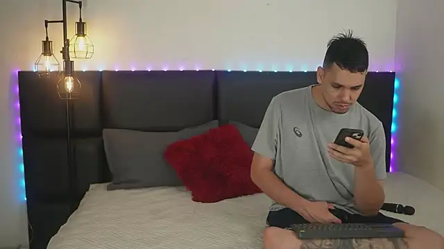 Snapshot of Cleoanubis- chatting on 02/16/25, 04:09 Cleoanubis- online show from 02/16/25, 04:09