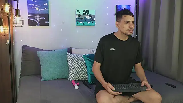 Snapshot of Cleoanubis- chatting on 10/04/25, 04:21 Cleoanubis- online show from 10/04/25, 04:21