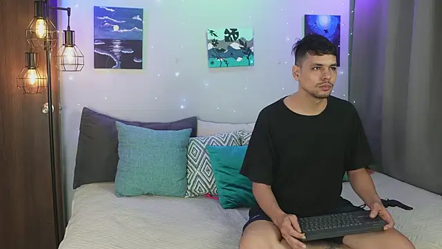 Snapshot of Cleoanubis- chatting on 10/29/25, 06:15 Cleoanubis- online show from 10/29/25, 06:15