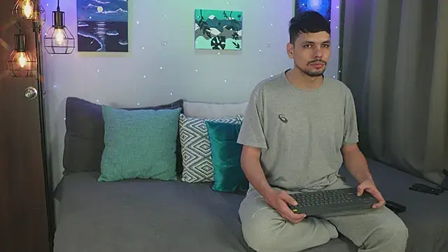 Snapshot of Cleoanubis- chatting on 11/10/25, 03:38 Cleoanubis- online show from 11/10/25, 03:38