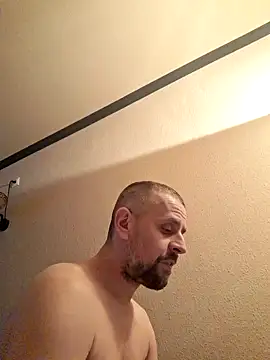 Snapshot of Huncutkuki chatting on 12/27/24, 04:32 Huncutkuki online show from 12/27/24, 04:32