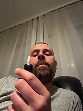 Snapshot of Huncutkuki chatting on 12/02/25, 04:35 Huncutkuki online show from 12/02/25, 04:35