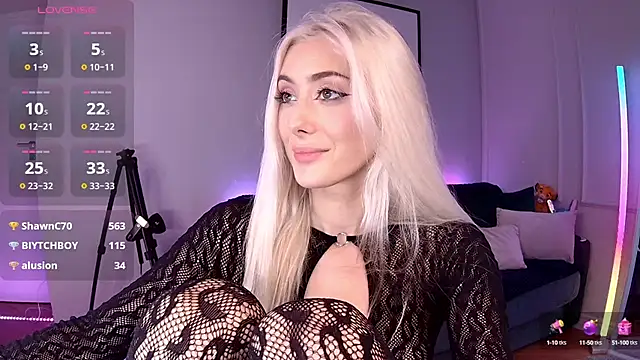 Snapshot of LoryWood chatting on 12/16/24, 05:54 LoryWood online show from 12/16/24, 05:54