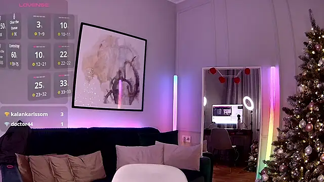 Snapshot of LoryWood chatting on 12/19/24, 06:56 LoryWood online show from 12/19/24, 06:56