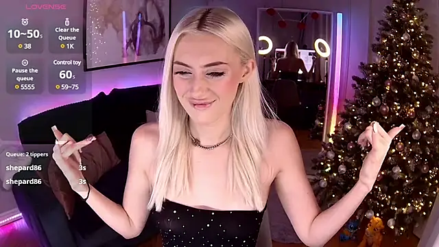 Snapshot of LoryWood chatting on 12/26/24, 02:48 LoryWood online show from 12/26/24, 02:48