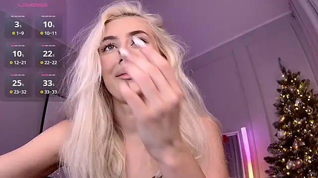 Snapshot of LoryWood chatting on 12/31/24, 02:47 LoryWood online show from 12/31/24, 02:47