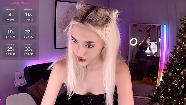 Snapshot of LoryWood chatting on 01/16/25, 02:41 LoryWood online show from 01/16/25, 02:41