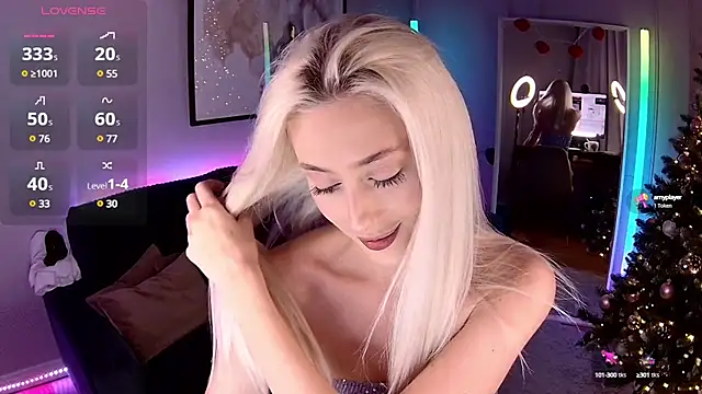 Snapshot of LoryWood chatting on 01/17/25, 02:50 LoryWood online show from 01/17/25, 02:50