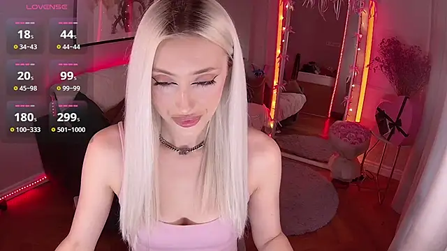 Snapshot of LoryWood chatting on 02/16/25, 02:32 LoryWood online show from 02/16/25, 02:32