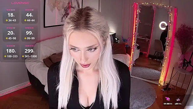 Snapshot of LoryWood chatting on 02/25/25, 02:33 LoryWood online show from 02/25/25, 02:33