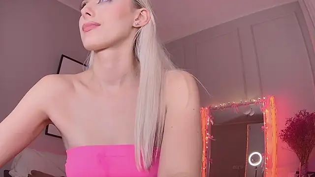 Snapshot of LoryWood chatting on 03/06/25, 03:24 LoryWood online show from 03/06/25, 03:24