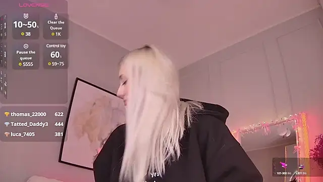 Snapshot of LoryWood chatting on 03/13/25, 09:05 LoryWood online show from 03/13/25, 09:05